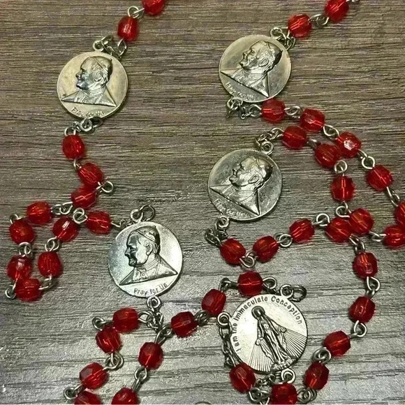 Vintage Pope John Paul II Red Beaded Rosary with Silver Tone Crucifix - Picture 4 of 4
